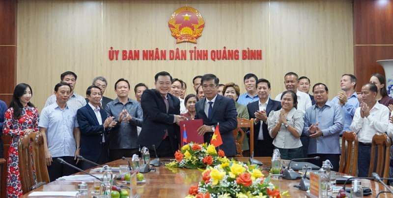 ລາວ Quang Binh and Khammouane provinces propose to their governments to jointly nominate Phong Nha-Ke Bang and Hin Nam No National Parks as the first and only natural transboundary World Heritage site in South-East Asia